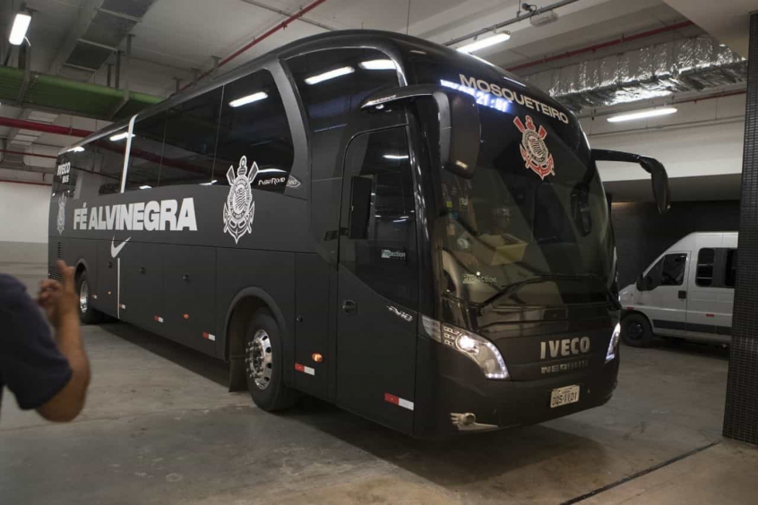 Entenda imbróglio entre Corinthians e marca alemã em negociação por ônibus