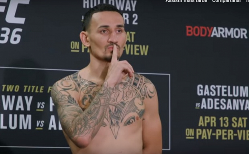 Max Holloway após confirmar o peso fez um gesto pedindo silêncio (Foto: Reprodução/MMA Figthing)