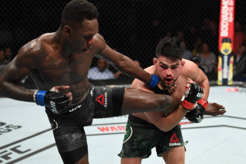 Israel Adesanya e Kelvin Gastelum faturaram US$ 50 mil cada pela 'Luta da Noite' (Foto: Getti Images)