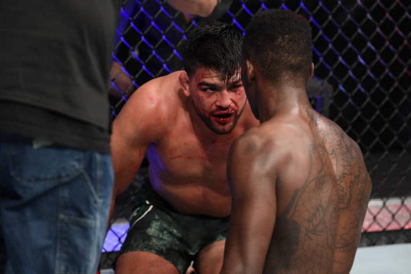 Kelvin Gastelum foi duramente castigado por Israel Adesanya no UFC 236 (Foto: Getty Images)
