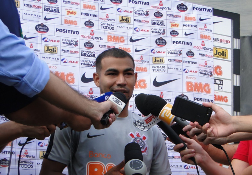 Sornoza pede mais chutes a gol do Corinthians; treino teve Carille de zagueiro