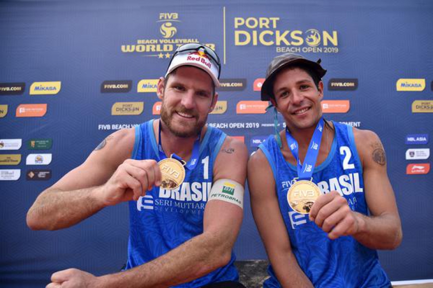 Alison e Álvaro com a medalha em Kuala Lumpur (GettyImage/FIVB)