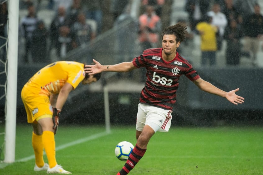 Com 2 jogadores a menos e golaço de Dudu, Botafogo vence o Velo Clube -  Botafogo Futebol SA