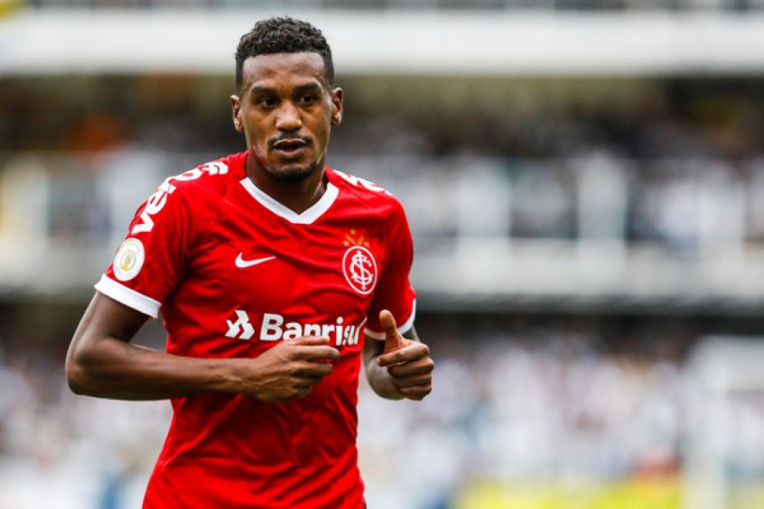Destaque do Inter, Edenilson recebe oferta do futebol árabe LANCE!