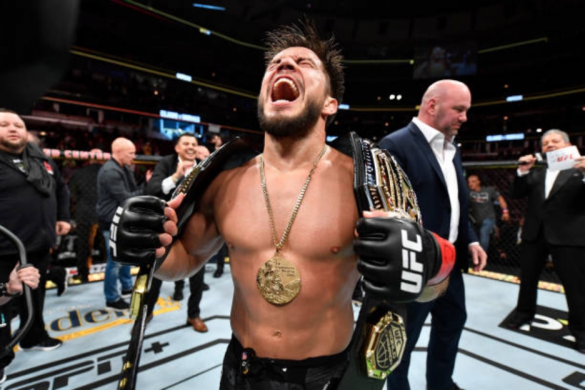 Henry Cejudo se torna campeão duplo do UFC após nocautear o brasileiro Marlon Moraes (Foto: Getty Images)