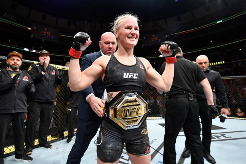 Shevchenko manteve o cinturão peso-mosca do UFC com um belo nocaute sobre Eye (Foto: Getty Images)