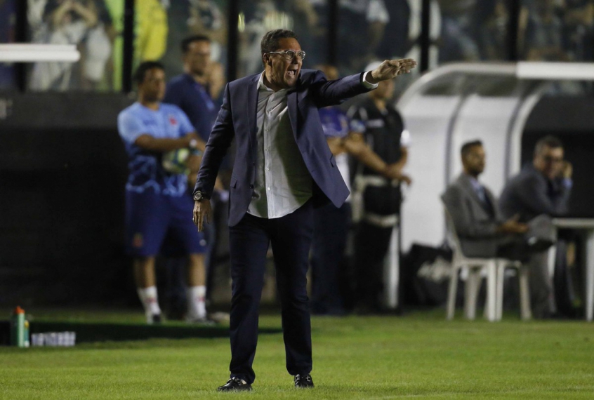 Luxa dando instruções na beira do gramado de São Januário Luxa dando instruções na beira do gramado de São Januário