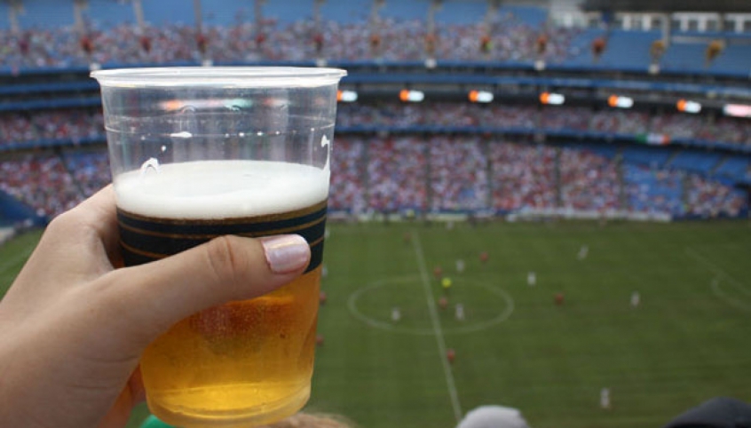 Resultado de imagem para bebida alcoólica em jogos de futebol