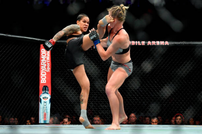 Chute alto em Holm consolidou Amanda como a maior de todos os tempos no MMA (Foto Getty Images)