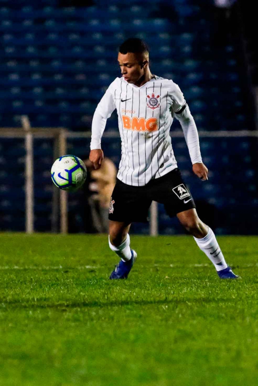 Riquelme, volante do sub-17, assina primeiro contrato profissional