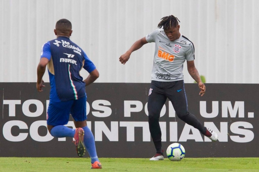Matheus Jesus marcou o único gol do Corinthians no jogo-treino