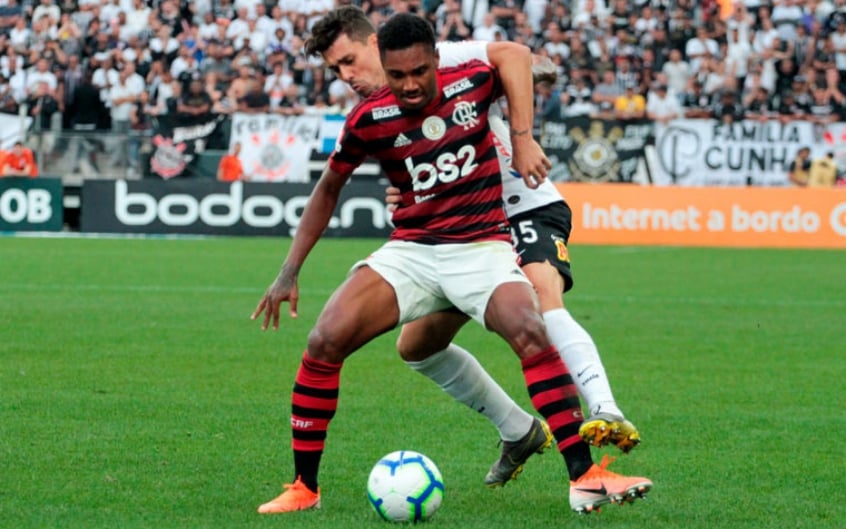Um mês e meio depois de cirurgia, Vitinho pode voltar a ...