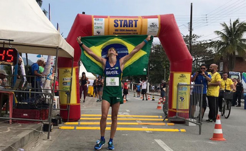 Felipe Costa da Silva comemora o título da IAU Continental de Ultramaratona de 100 km Américas (Divulgação)