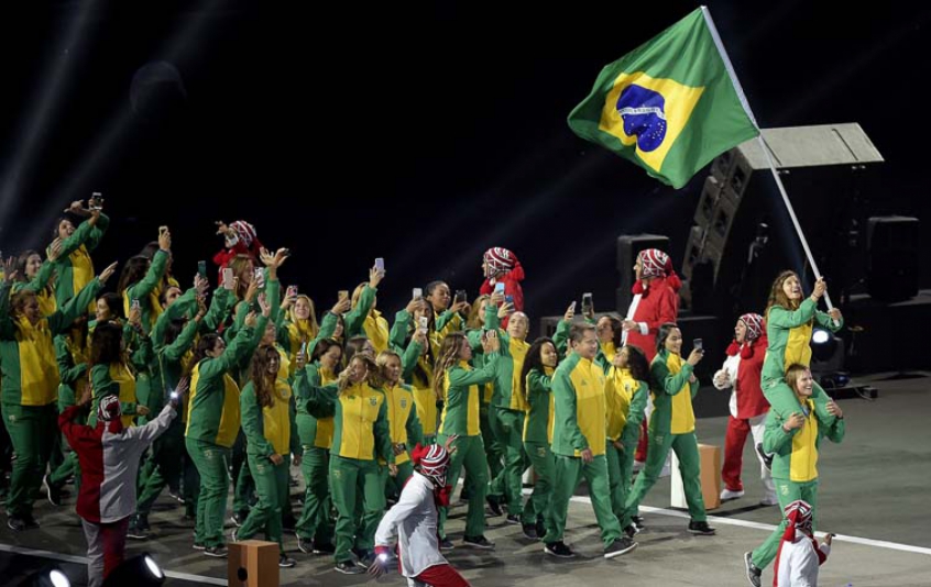 Martine Grael e Kahena Kunze (portas bandeira) durante o desfile da delegação brasileira