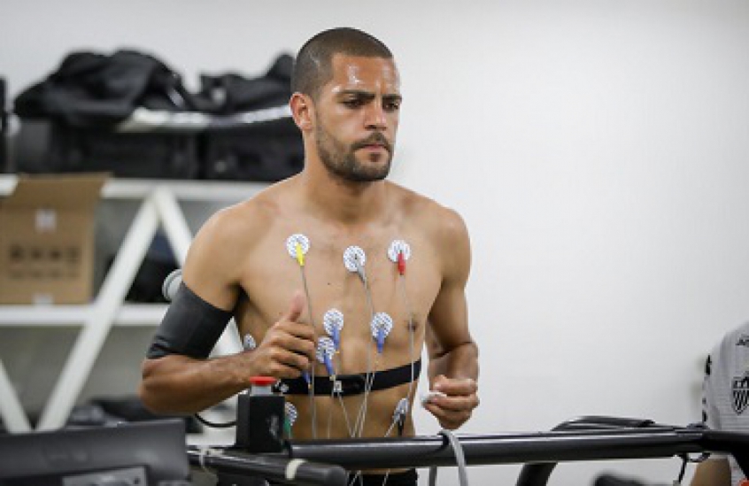 Clayton tenta busca seu espaço no alvinegro após ser contratado em 2016, mas sem conseguir mostrar um bom futebol
