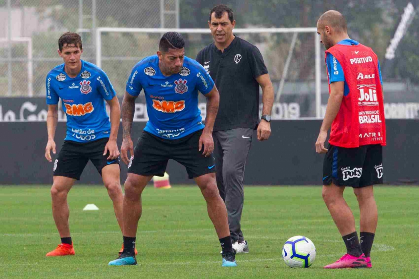 Com treino de finalizações e coletivo, Timão inicia preparação no CT