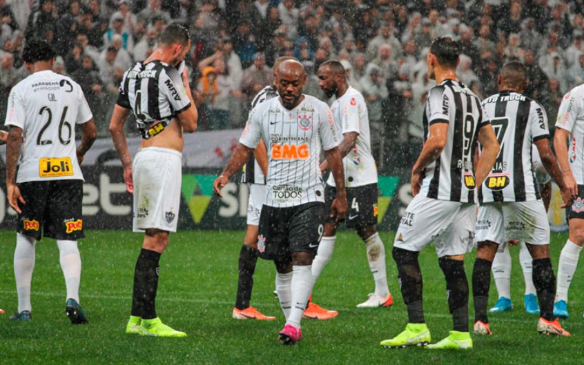 Vagner Love exalta vitória no fim e cita desgaste do Corinthians