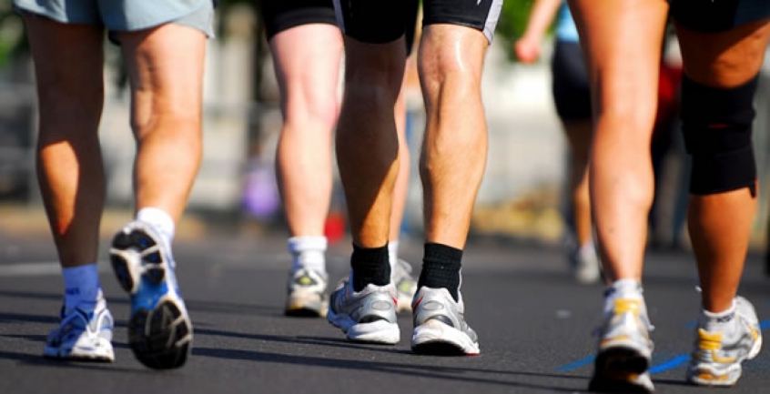 Caminhar 30 minutos por dia cinco vezes por semana traz bons benefícios para prevenir doenças cardíacas, diabetes, depressão e alguns tipos de câncer. (Divulgação)