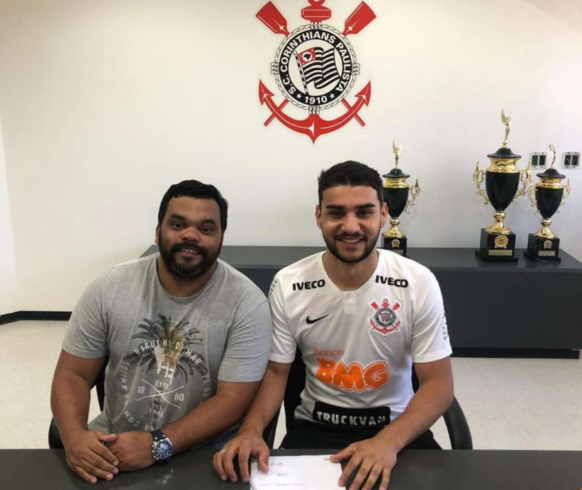 Atacante acertou com o Timão até o fim do ano que vem