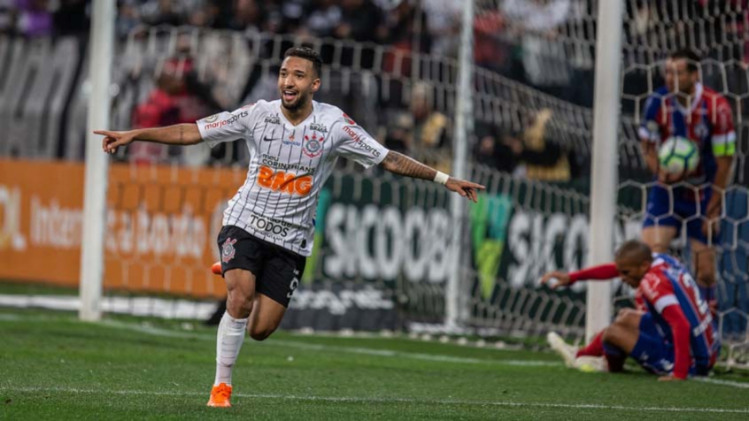 Clayson celebra vitória do Timão e rebate protestos: 