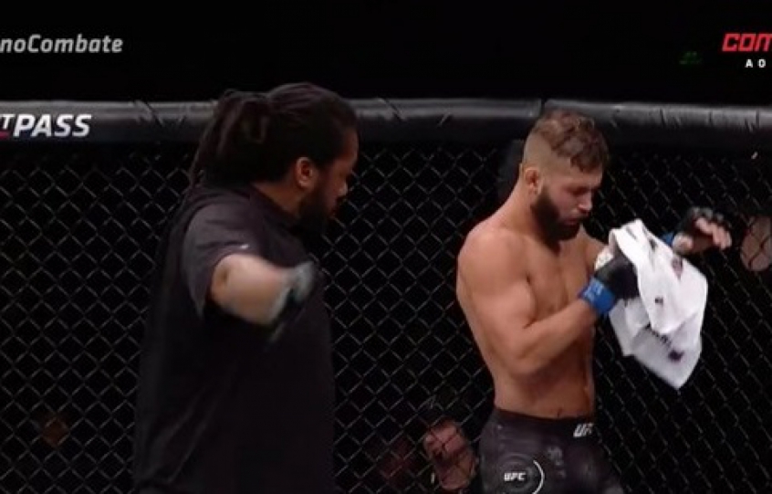 Jeremy Stephens recebeu uma deda no olho esquerdo e não teve como seguir na luta