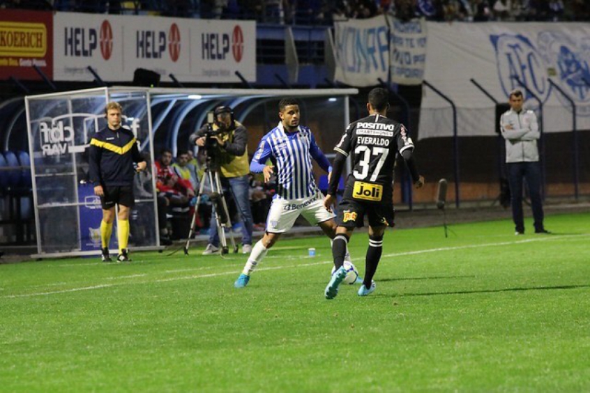Lateral-direito Léo tem sido titular do Avaí neste Campeonato Brasileiro