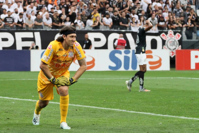 Melhorar a saída de bola e jogo mais inteligente com os pés: o foco dos goleiros do Timão sob comando de Coelho