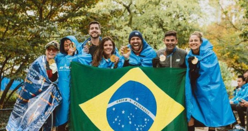Fredison Costa (de preto) com outros brasileiros após a Maratona de Nova York 2019. (Divulgação)