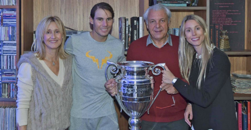 Ana María Parera (mãe), Rafael Nadal, Sebastián Nadal (pai) e Maria Isabel Nadal (irmã) com a taça do Nº1