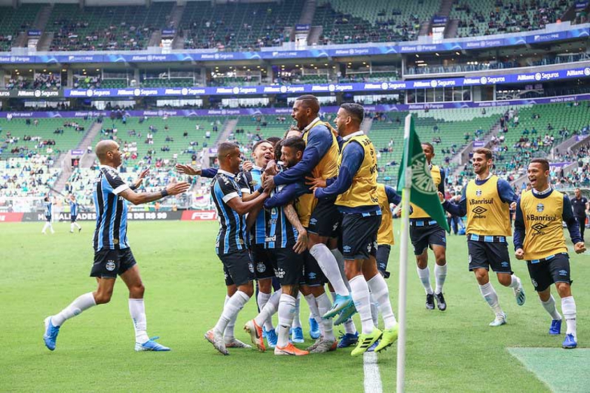 Jogadores Do Gremio Comemoram O Resultado Obtido Fora De Casa Lance