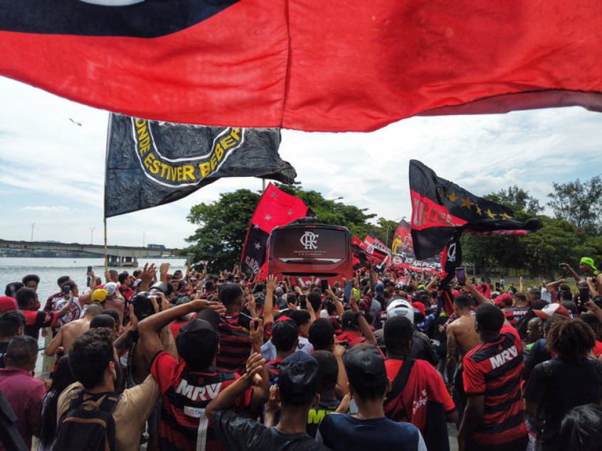 Torcida do Flamengo faz a festa em trajeto de ônibus até aeroporto; veja o vídeo