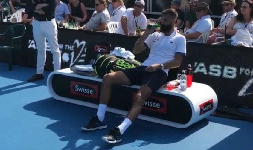 Benoit Paire bebe cerveja em quadra