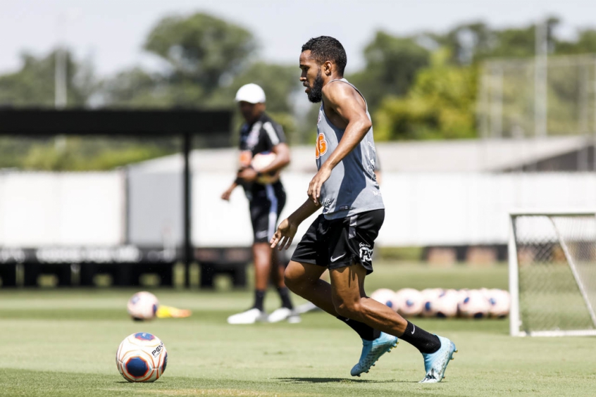 Com a rescisão de Love, trio de atacantes pode ganhar espaço no time do Corinthians