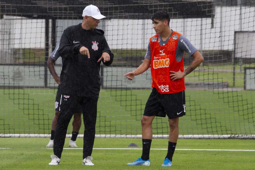 Em alta com Tiago Nunes, Araos vai em busca de espaço no Corinthians 