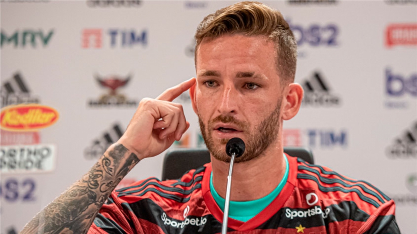 Aproveitando o recesso, Léo Pereira realiza procedimento para reduzir as orelhas