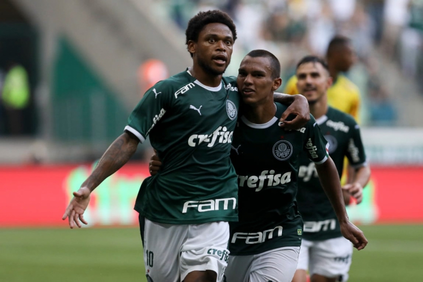 Luiz Adriano comemora virada e analisa novo gramado do Allianz: 