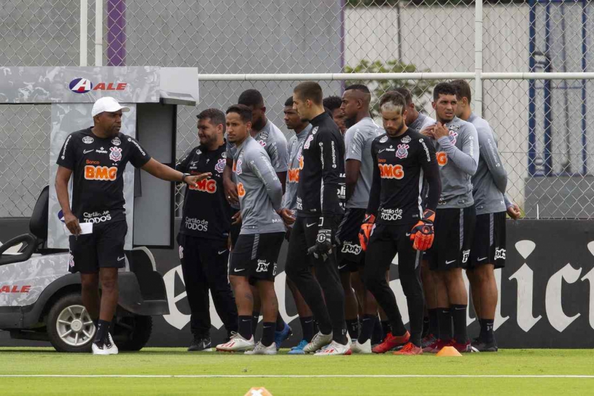 Tiago Nunes aproxima sub-23 do profissional e busca soluções na base