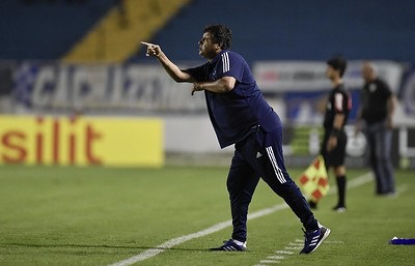 Adilson Batista voltou a defender o trabalho, dizendo que ainda nem completou dois meses de trabalho
