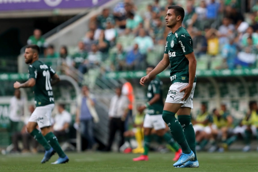 Luan Silva faz sua estreia pelo Palmeiras, mas sai machucado e ganha apoio da torcida