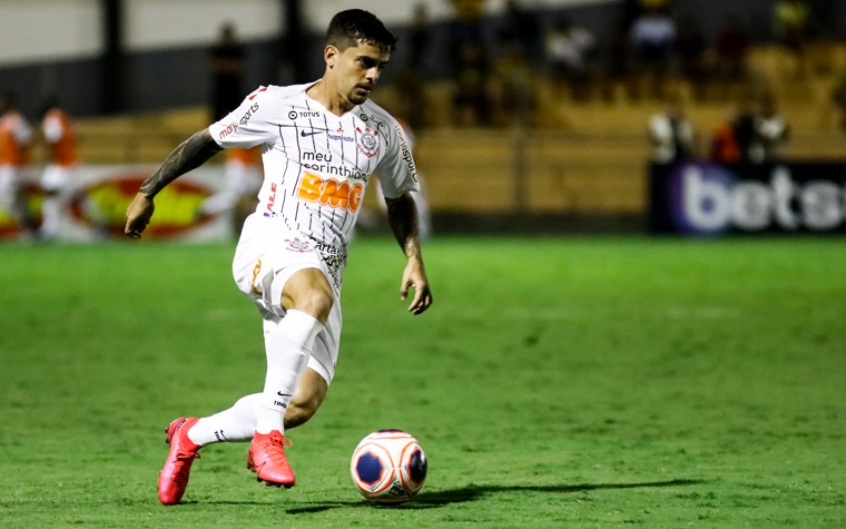 Fagner fala sobre provável redução salarial e prega cautela na volta do futebol: 