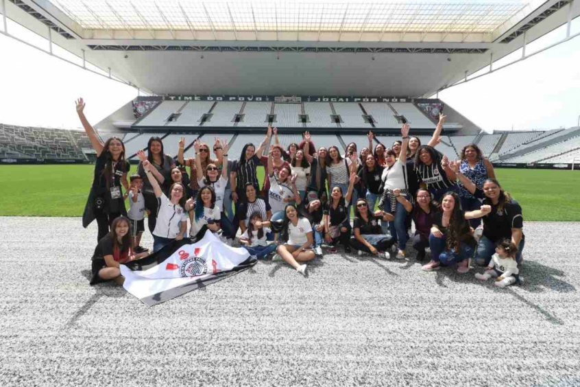 Tour da Arena Corinthians é invadido por corintianas no Dia da Mulher