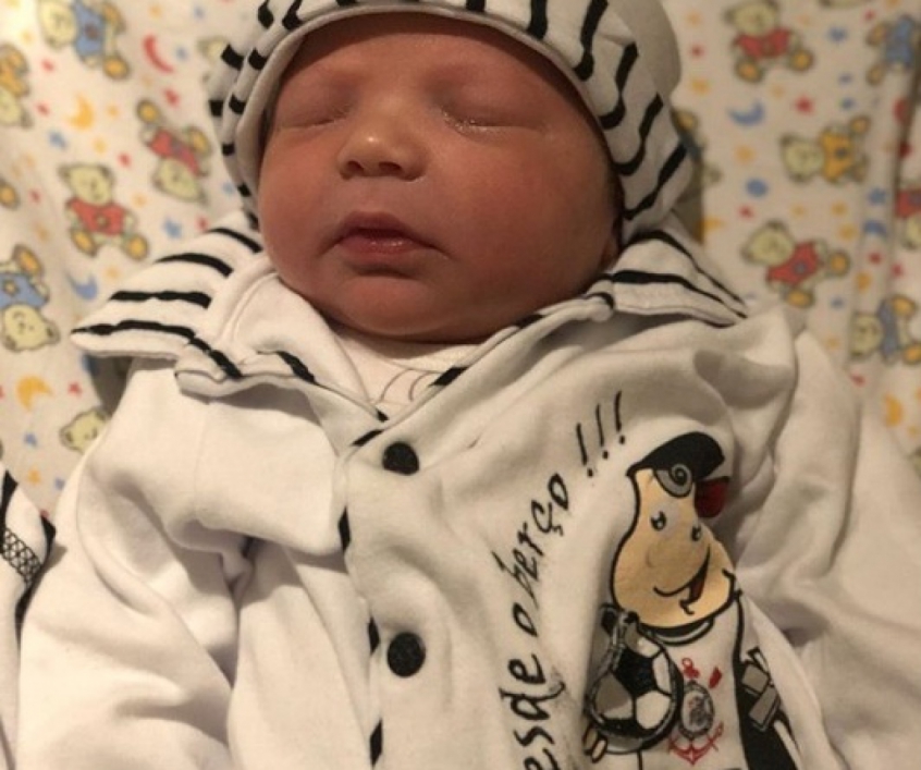 Ramiro publica foto do filho recém-nascido com roupa do Corinthians
