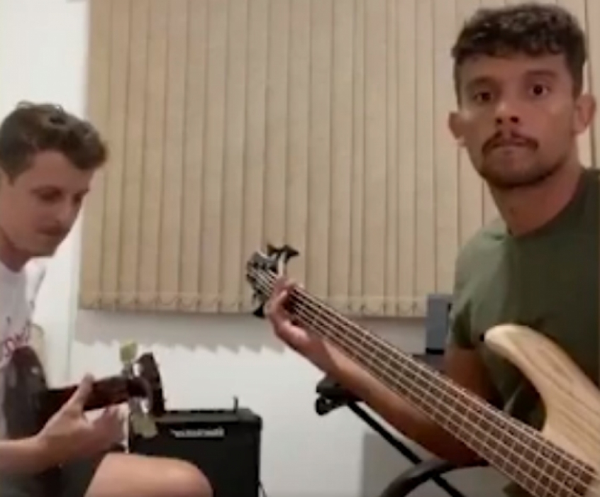 Durante quarentena, Gustavo Scarpa se diverte tocando clássico do Nirvana