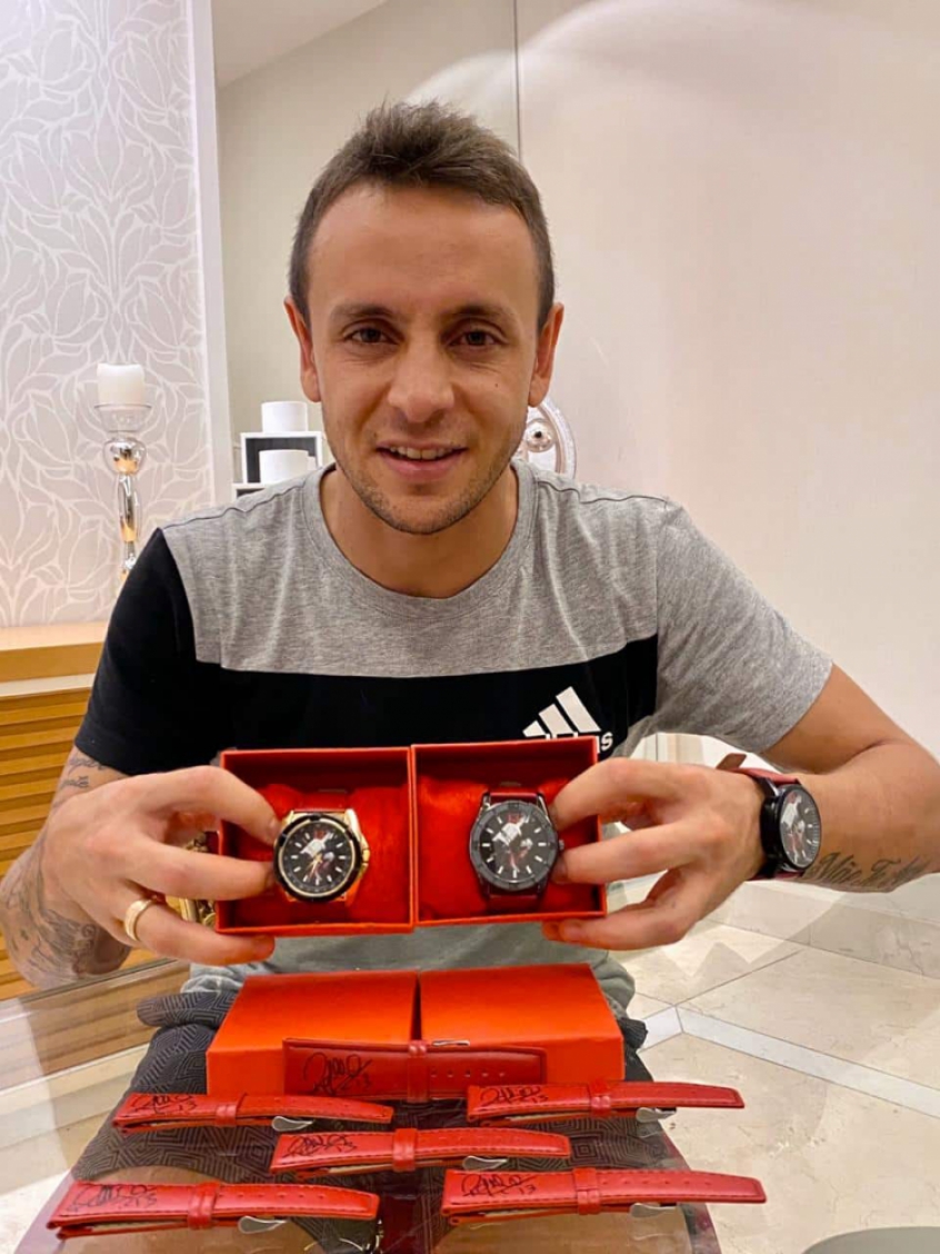 Lateral-direito do Flamengo lança linha de relógios e usará renda no combate ao coronavírus