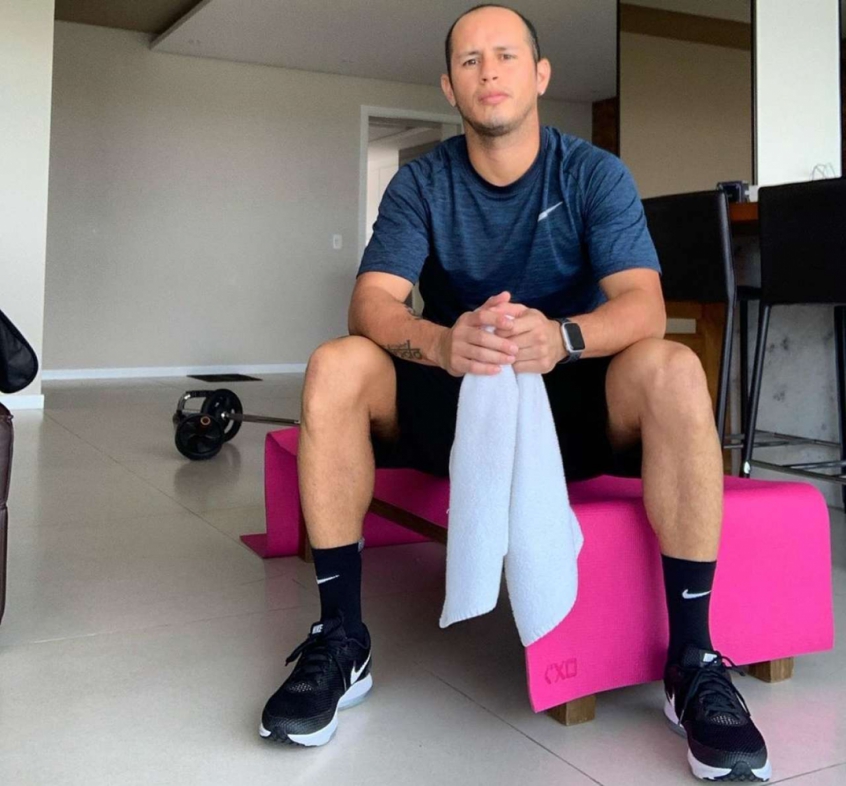 Agora precisa vender? Guerra treina em casa e tem oportunidade de buscar novo clubes na pandemira
