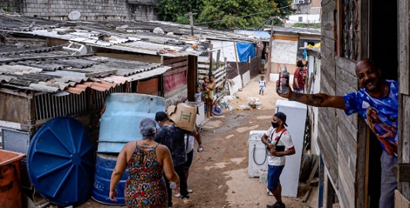 Clube do Flamengo faz nova doações de álcool em gel e cestas básicas