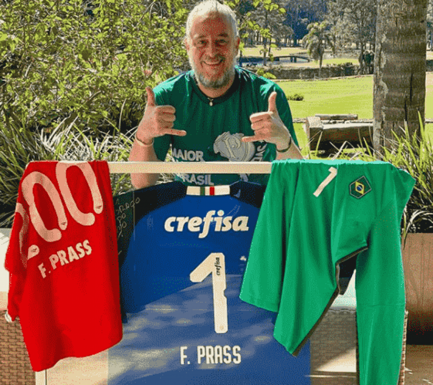 Paulo Nobre recebe camisas de Prass compradas em leilão e elogia goleiro: 