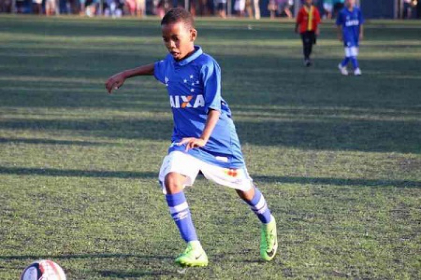 Estevão William, o Messinho, é um jovem atleta cobiçado aos 13 anos, sendo usado como moeda de troca por empréstimos pela gestão Wagner Pires de Sá