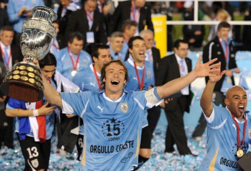 Lugano levantando a taça da Copa América de 2011