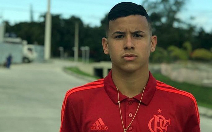 Sem previsão para voltar ao Ninho e observado pelo Milan, joia do Flamengo acelera treinos em casa